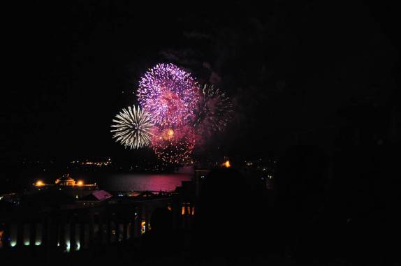 Pessoas assistem à show de fogos em Quebec, no Canadá